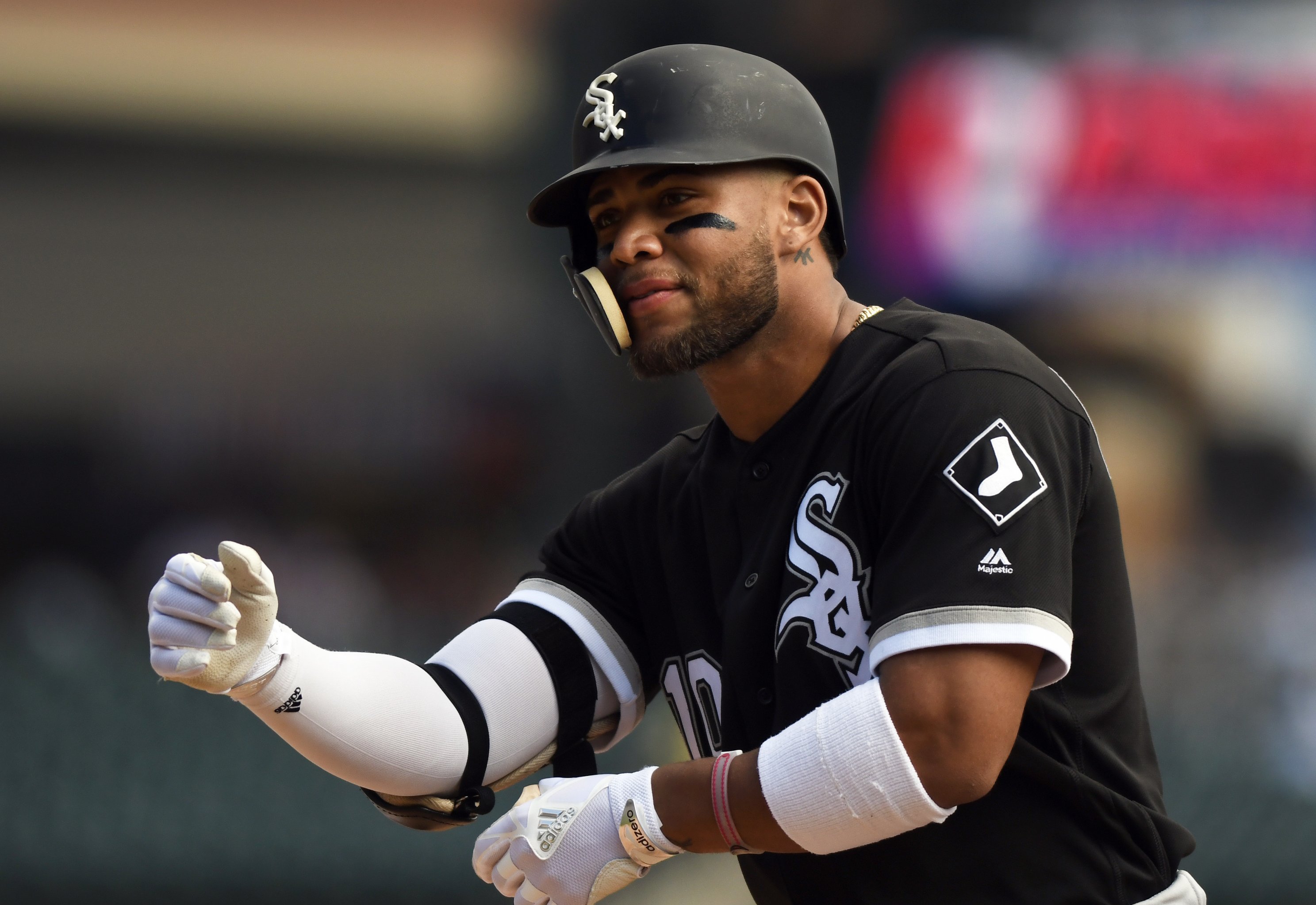 Yoan Moncada shows off some impressive arm and core strength with his  offseason workout