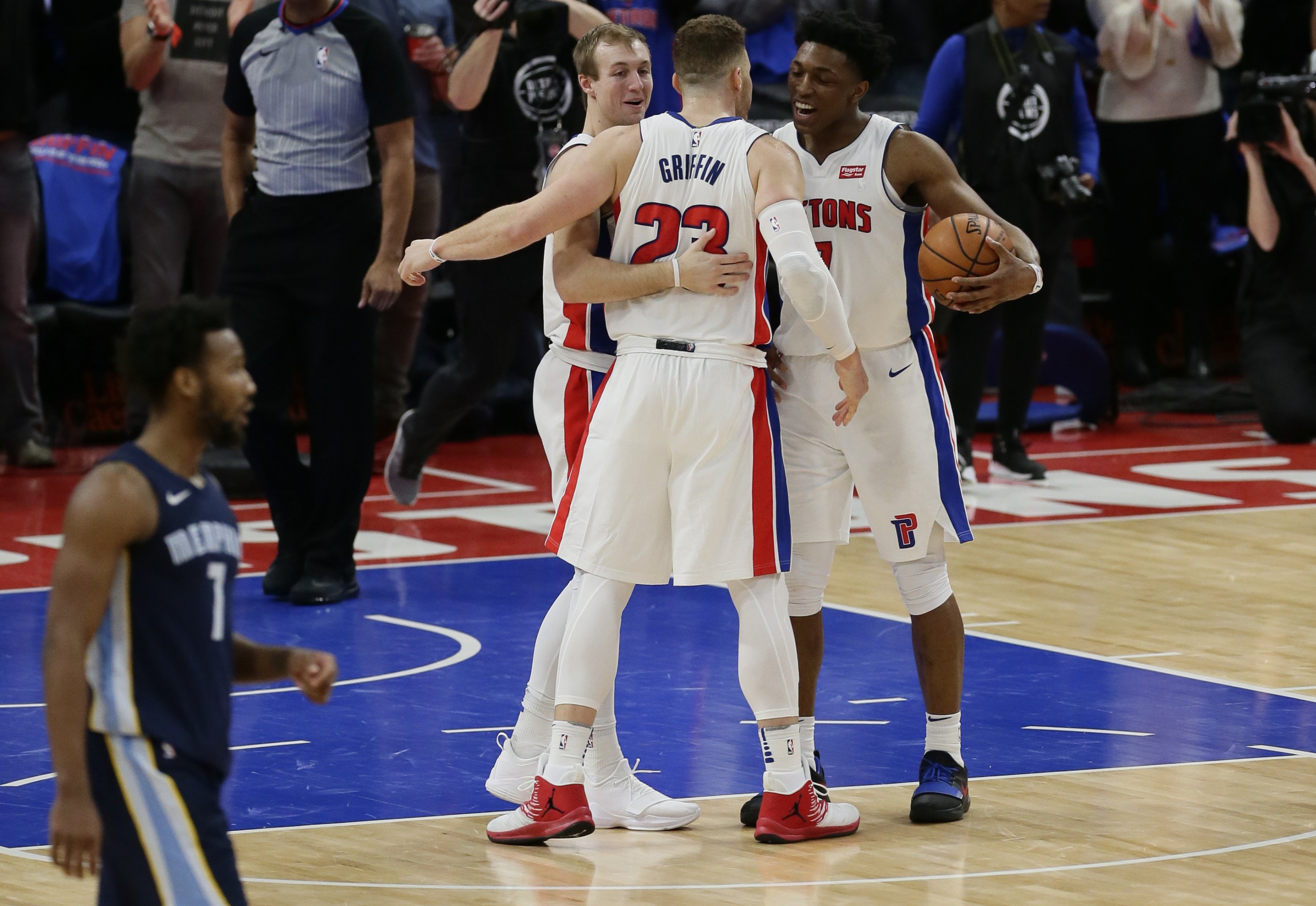 Blake Griffin on wrong end of highlight in Pistons' opener - Yahoo Sports