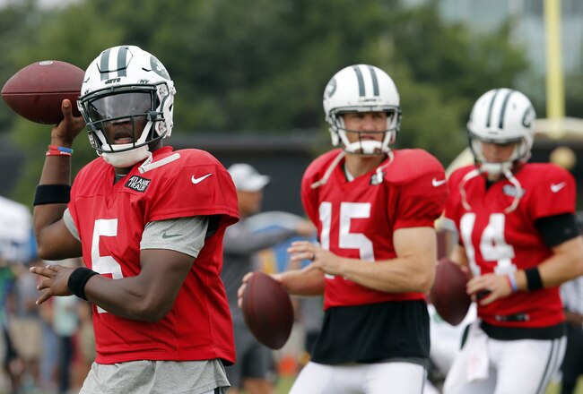 New York Jets quarterbacks Teddy Bridgewater (5), Josh McCown (15) and Sam Darnold (14)