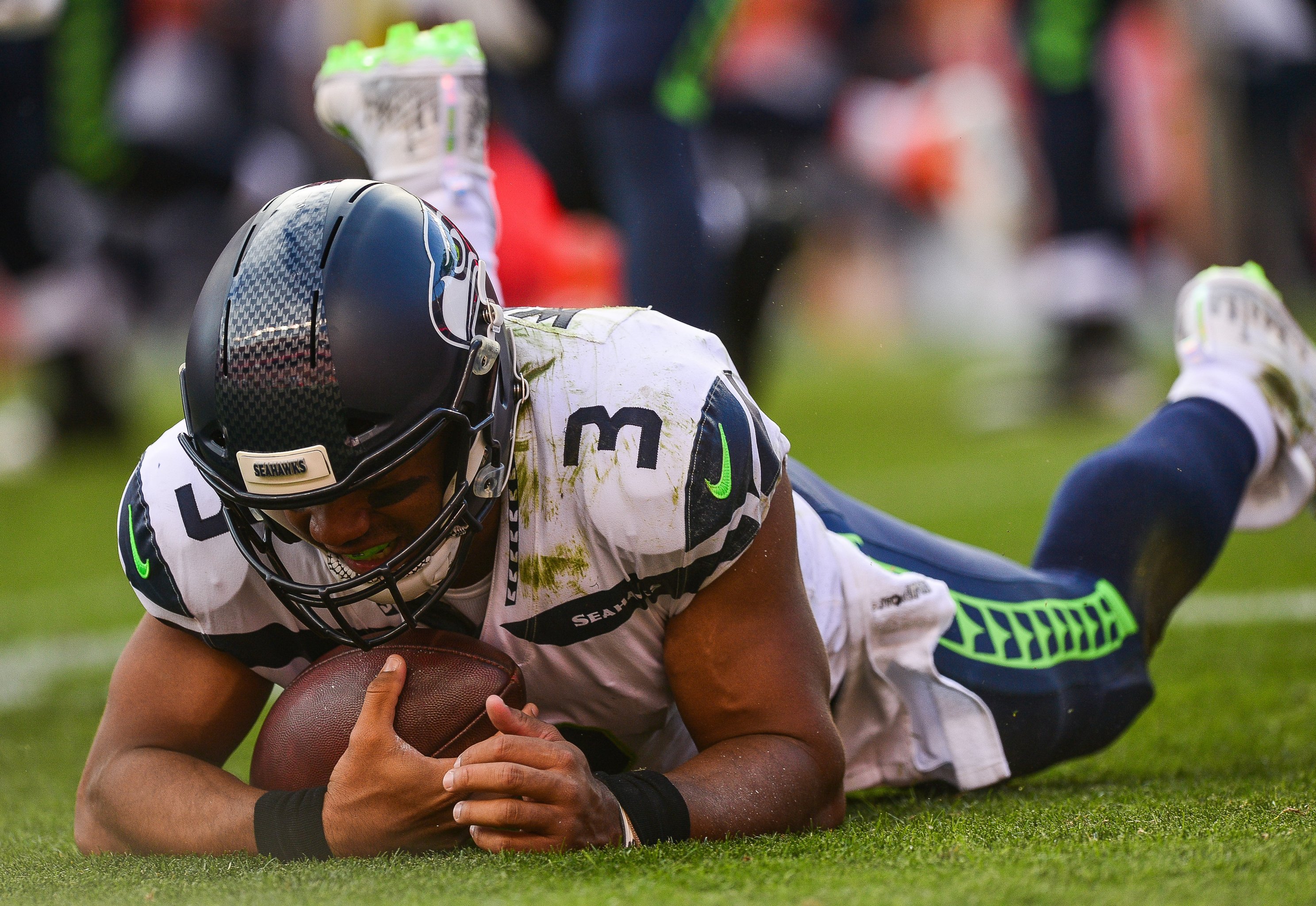 Seahawks win 48-17 in Chargers' debut game at StubHub Center