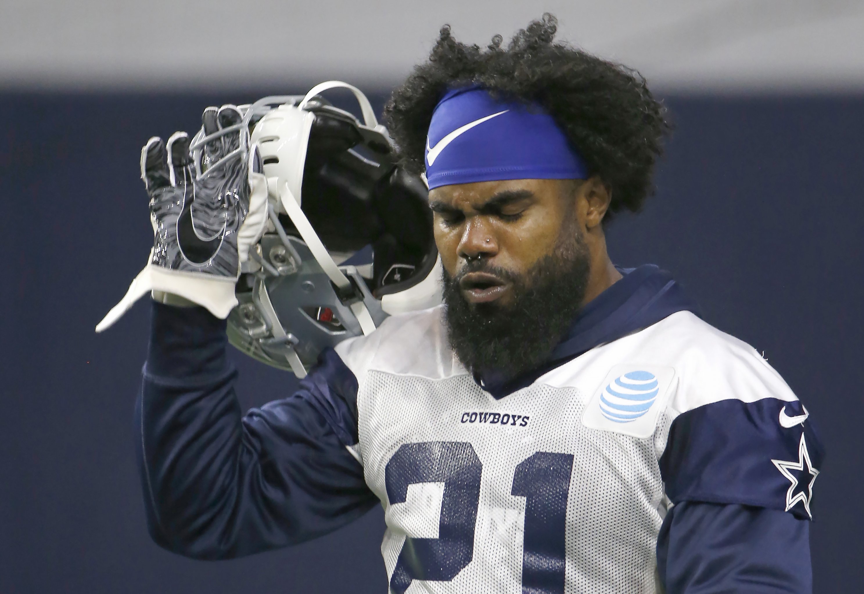 Elliott, Cowboys ride herd on Panthers