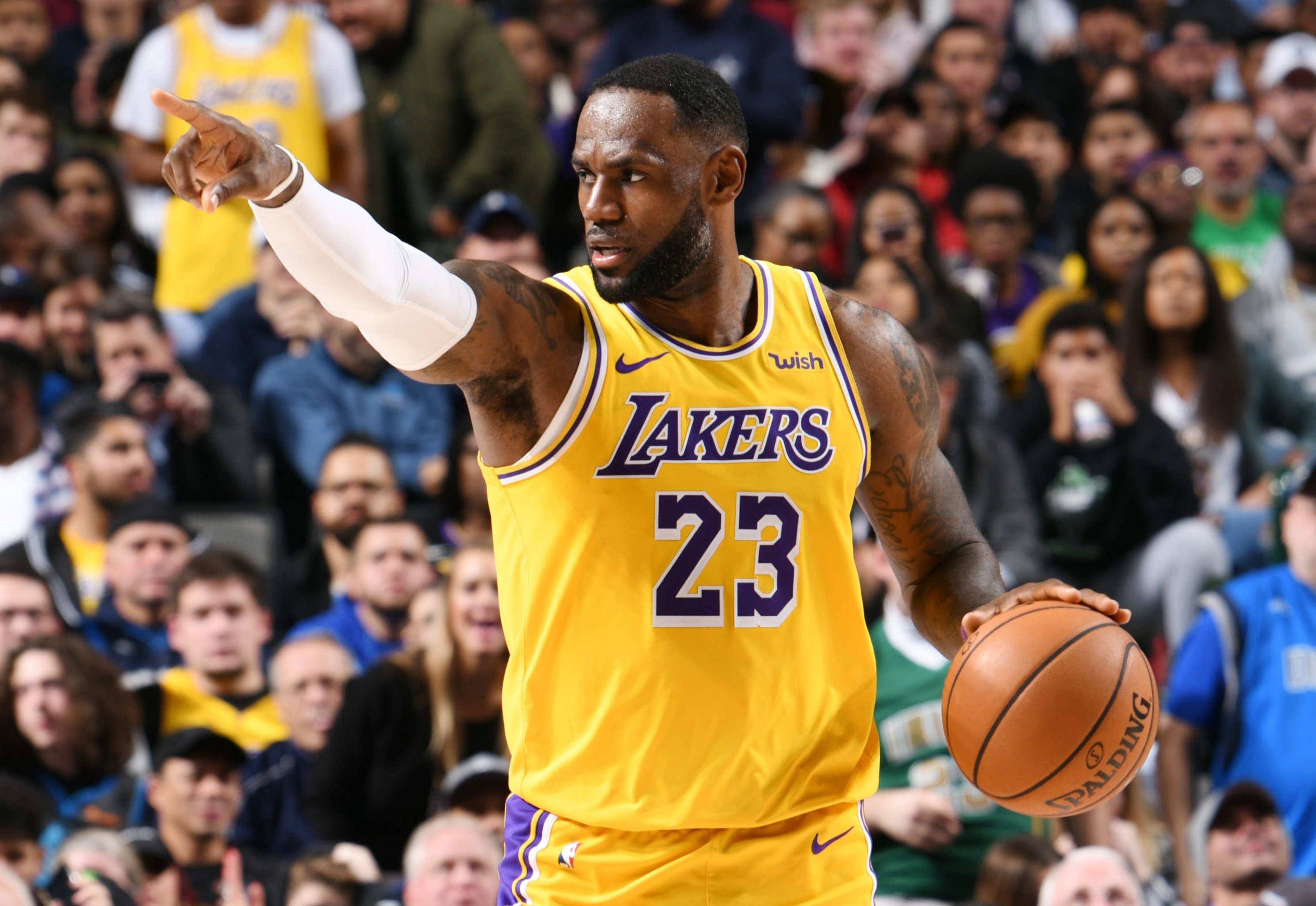 The Lakers' crunch-time struggles continue to cost them in loss to