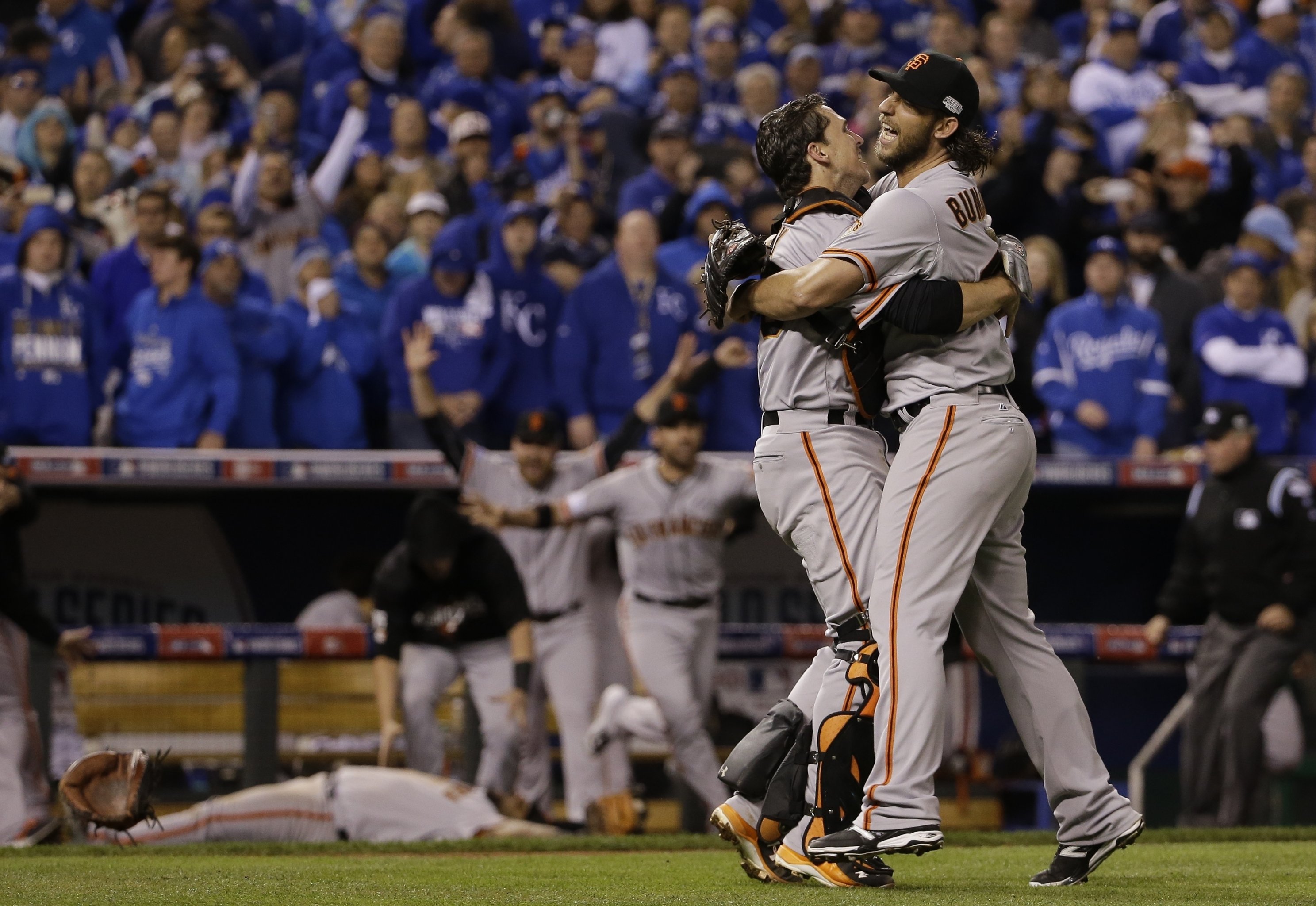 Giants' Game 7 romp led by Cain, Scutaro