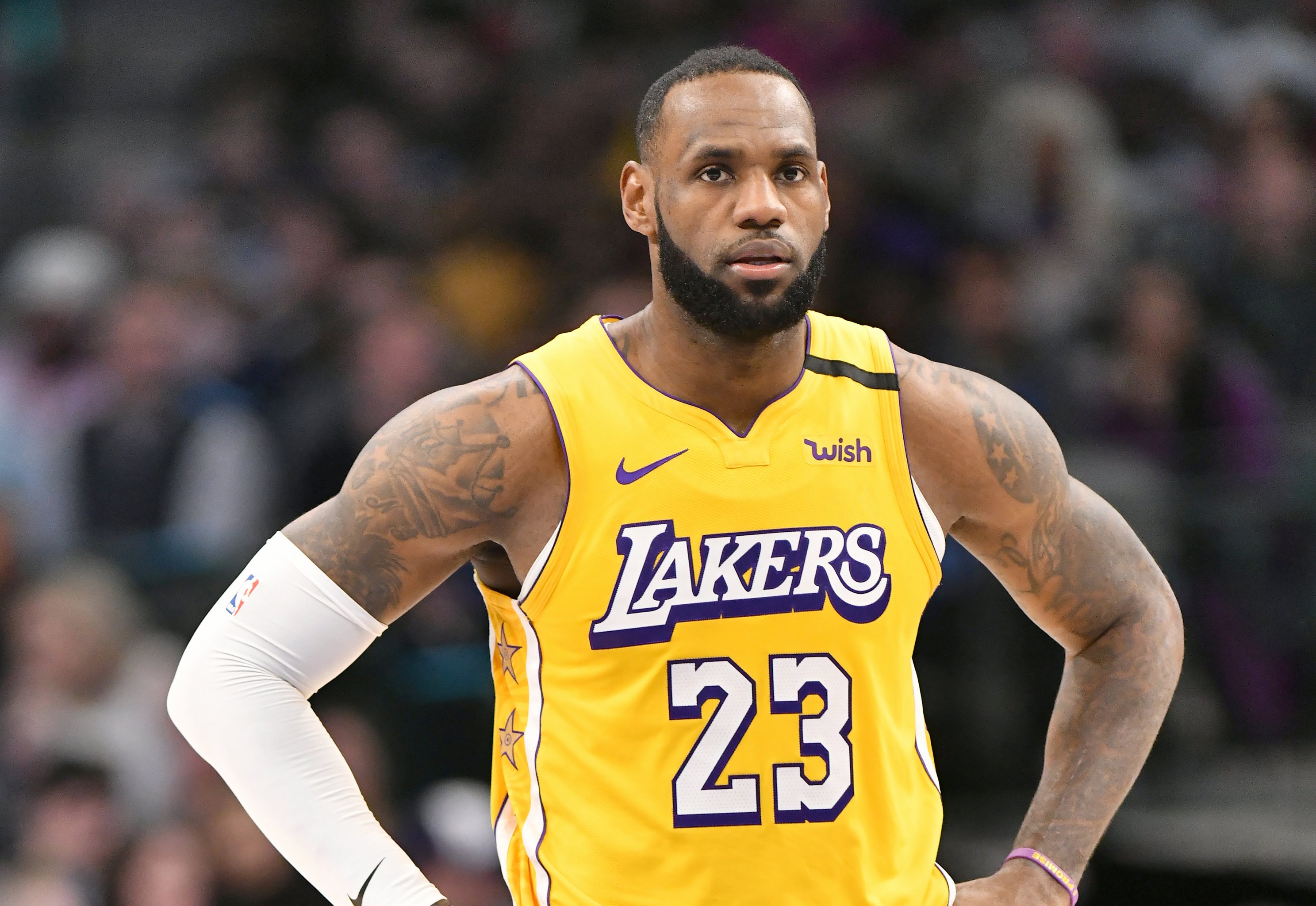 LeBron James posts 35 points, 16 boards, Lakers beat Mavs