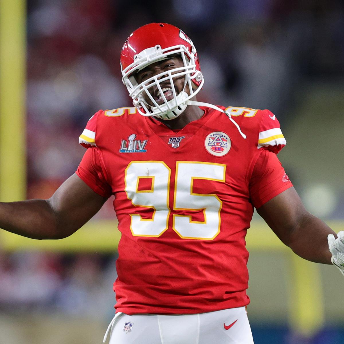 Kansas City Chiefs defensive tackle Danny Shelton (92) walks with