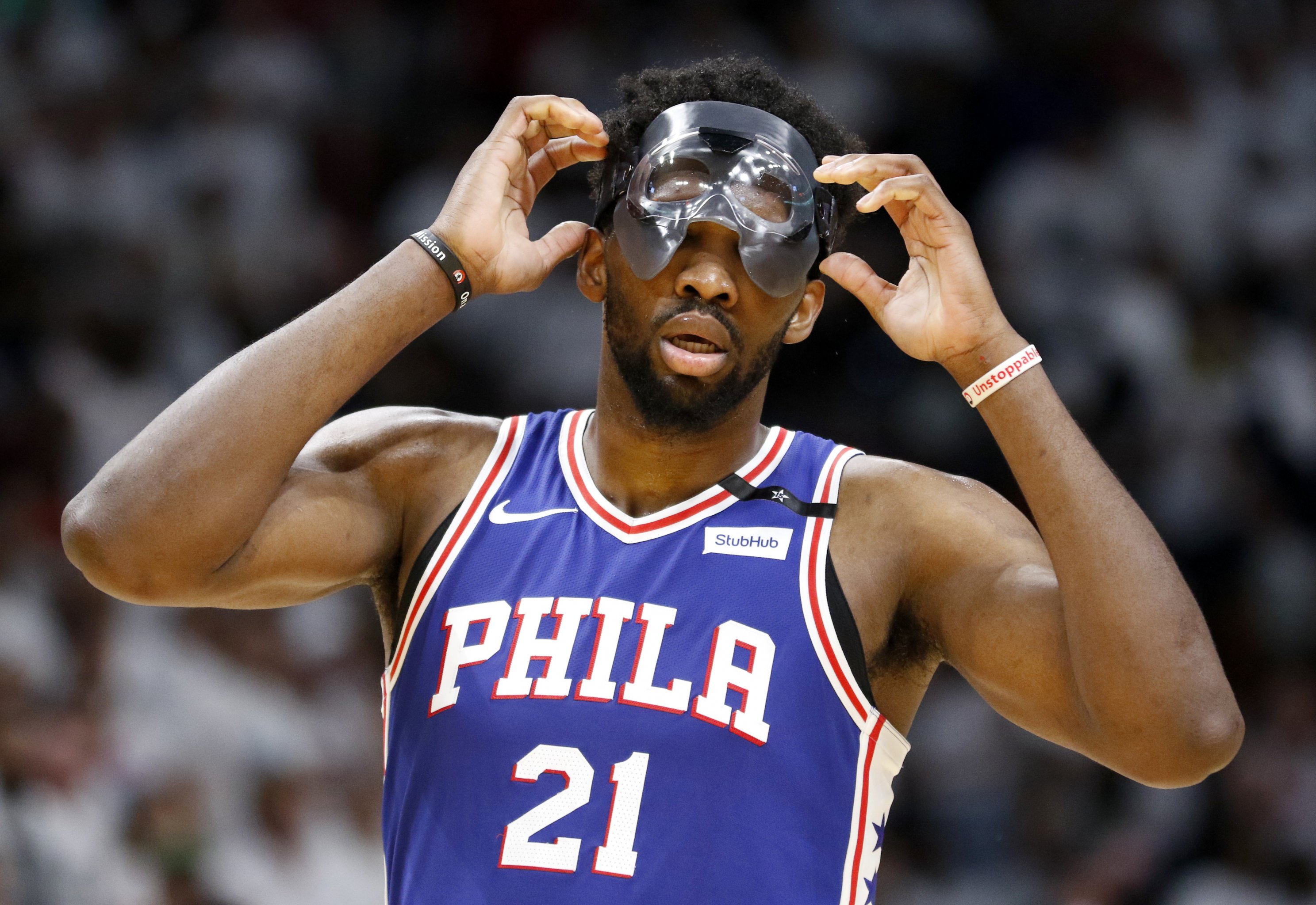 LeBron James dons black mask in return to protect broken nose; Miami Heat  rout New York Knicks