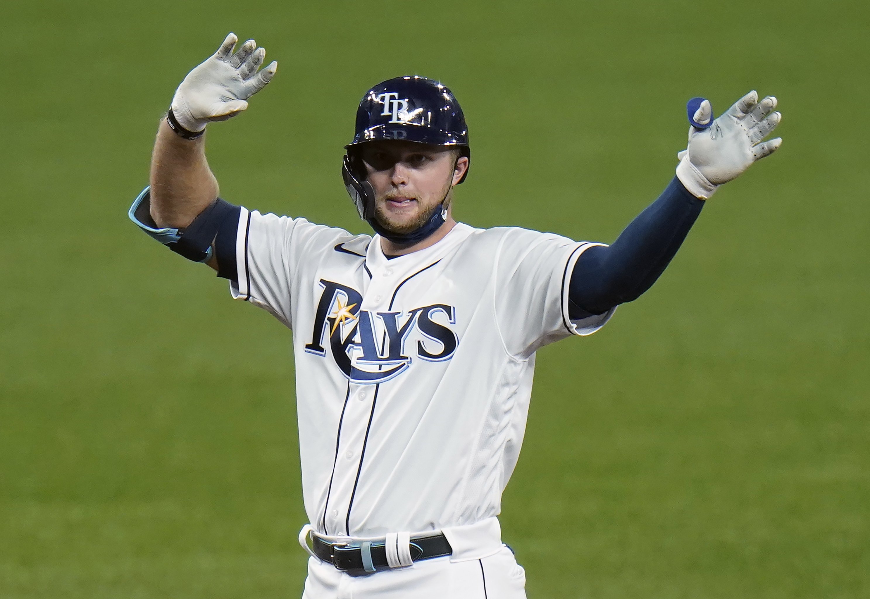 Moustakas reaches 200 homers, Reds finish sweep of Rays
