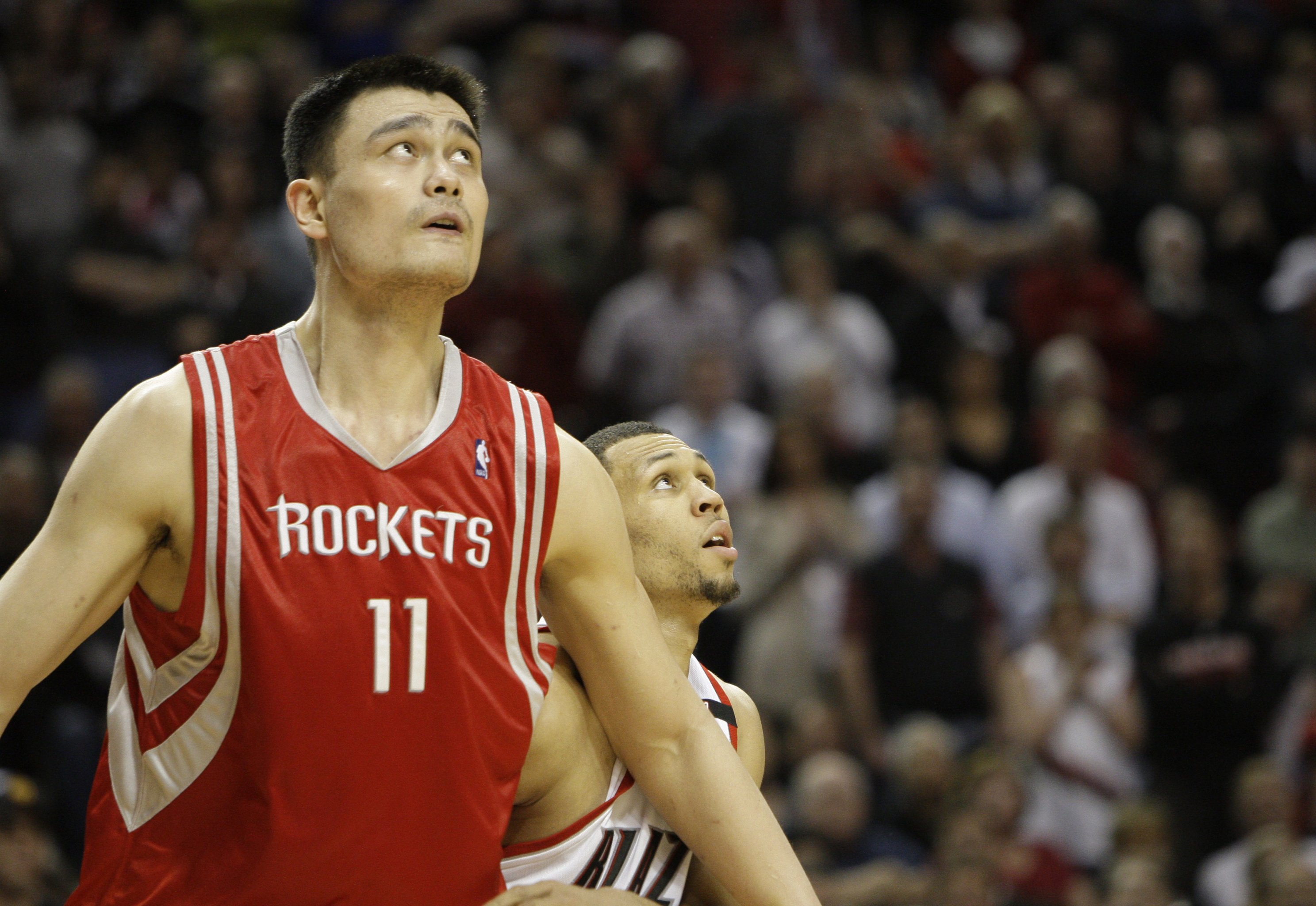 Sacramento Kings' Chris Webber glides past Houston Rockets' Yao