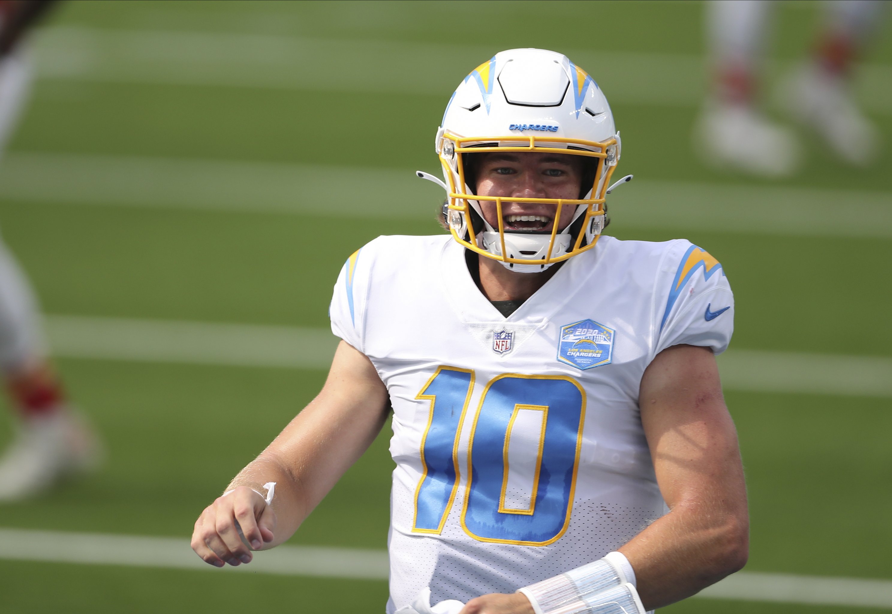 Tyrod Taylor injury: Chargers team doctor accidentally punctured QB's lung  with pregame injection (report) 