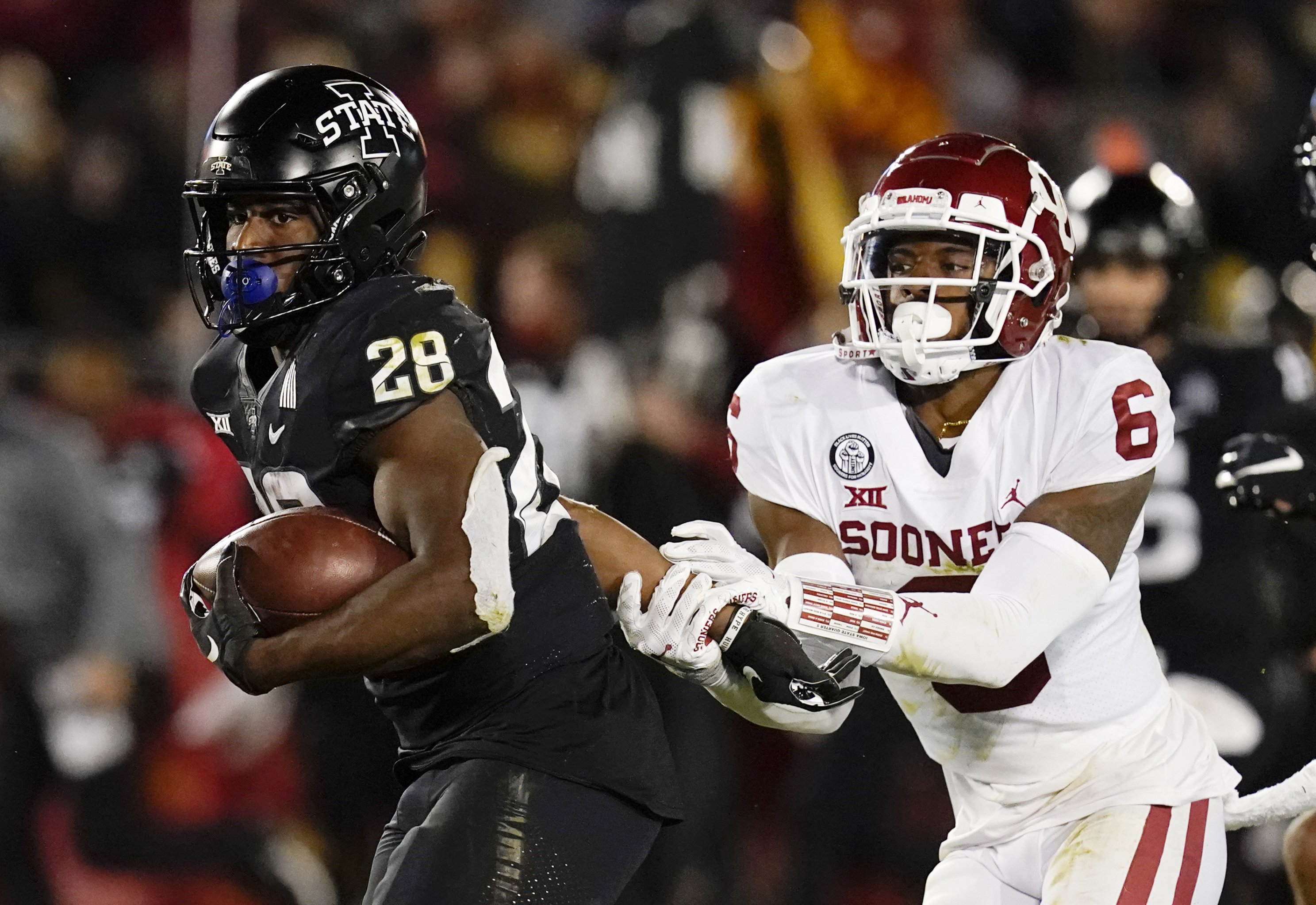 Ranking 10 Best Running Backs in College Football