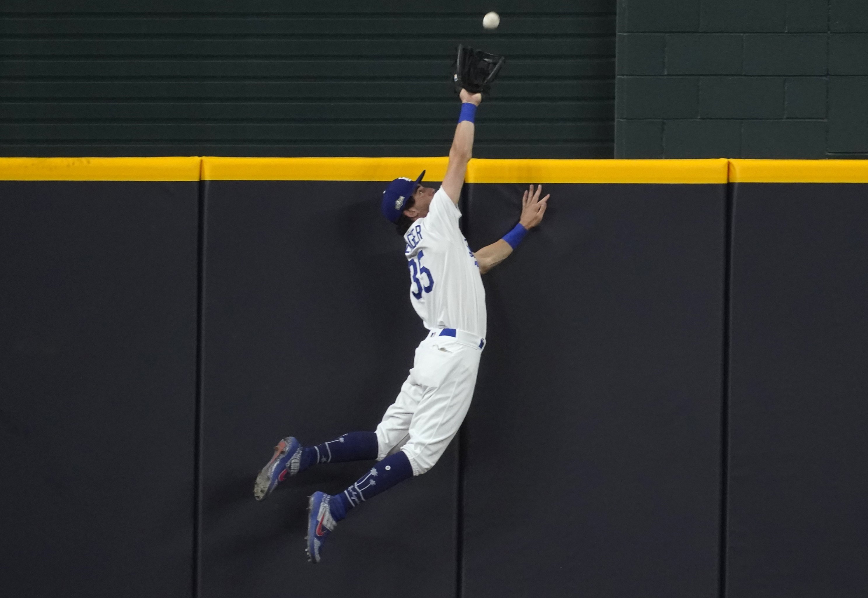 Cubs' Cody Bellinger makes incredible leaping catch to rob home