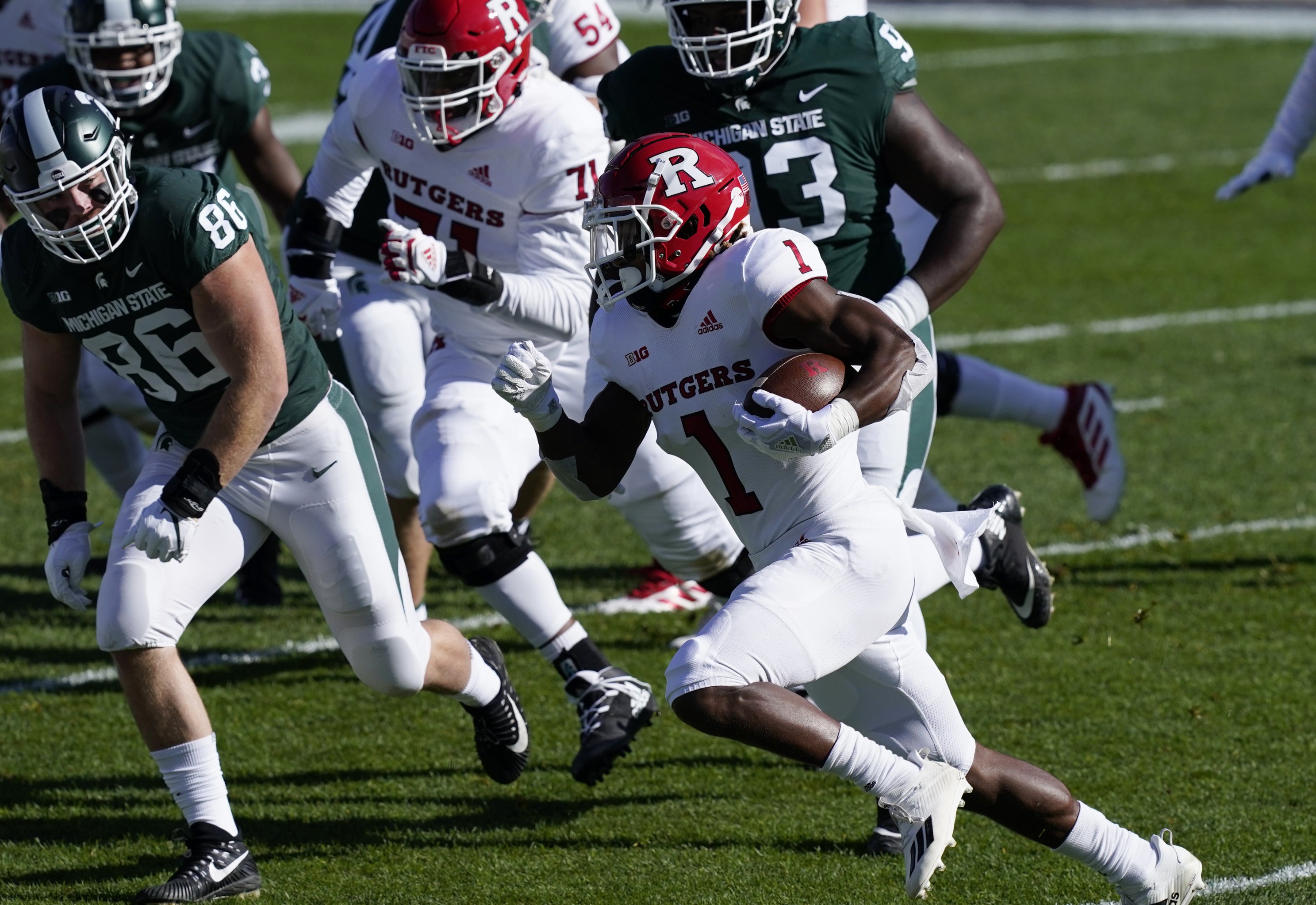 Ridder runs, passes No. 19 Cincinnati past No. 16 SMU, 42-13