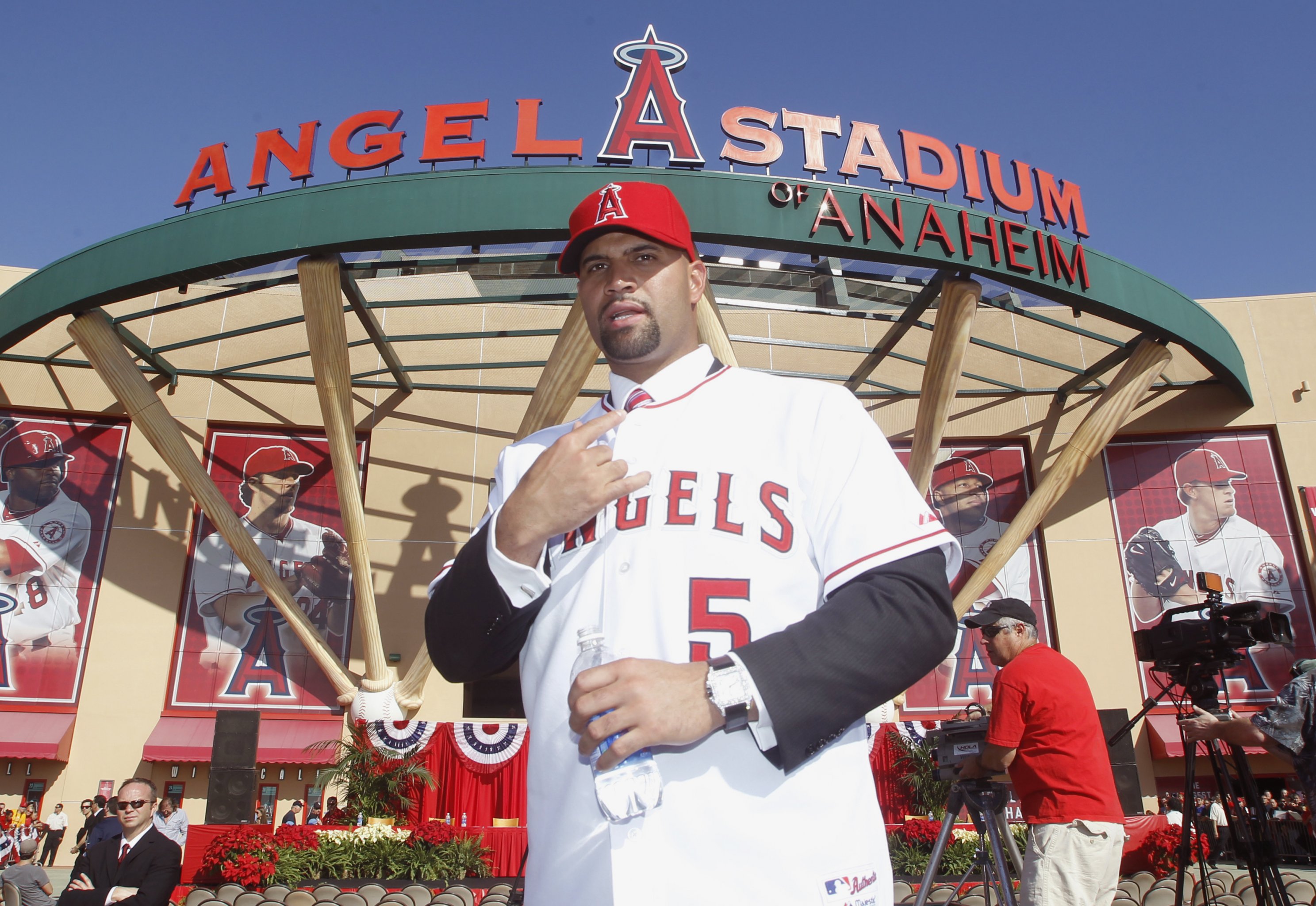 The Anaheim Angels sign free agent first baseman Mo Vaughn to a