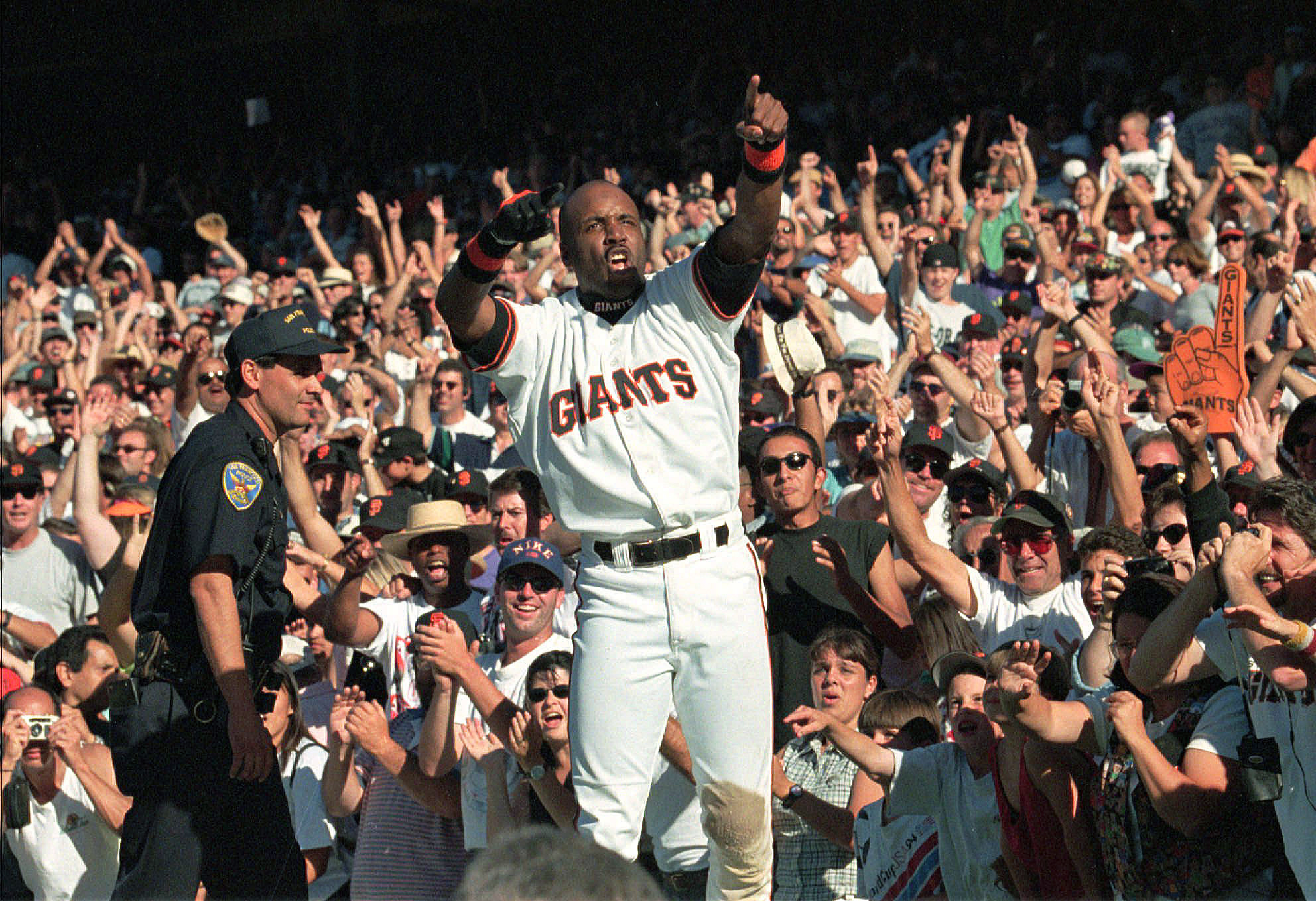 Watch: Barry Bonds receives applause at Chase Center during the