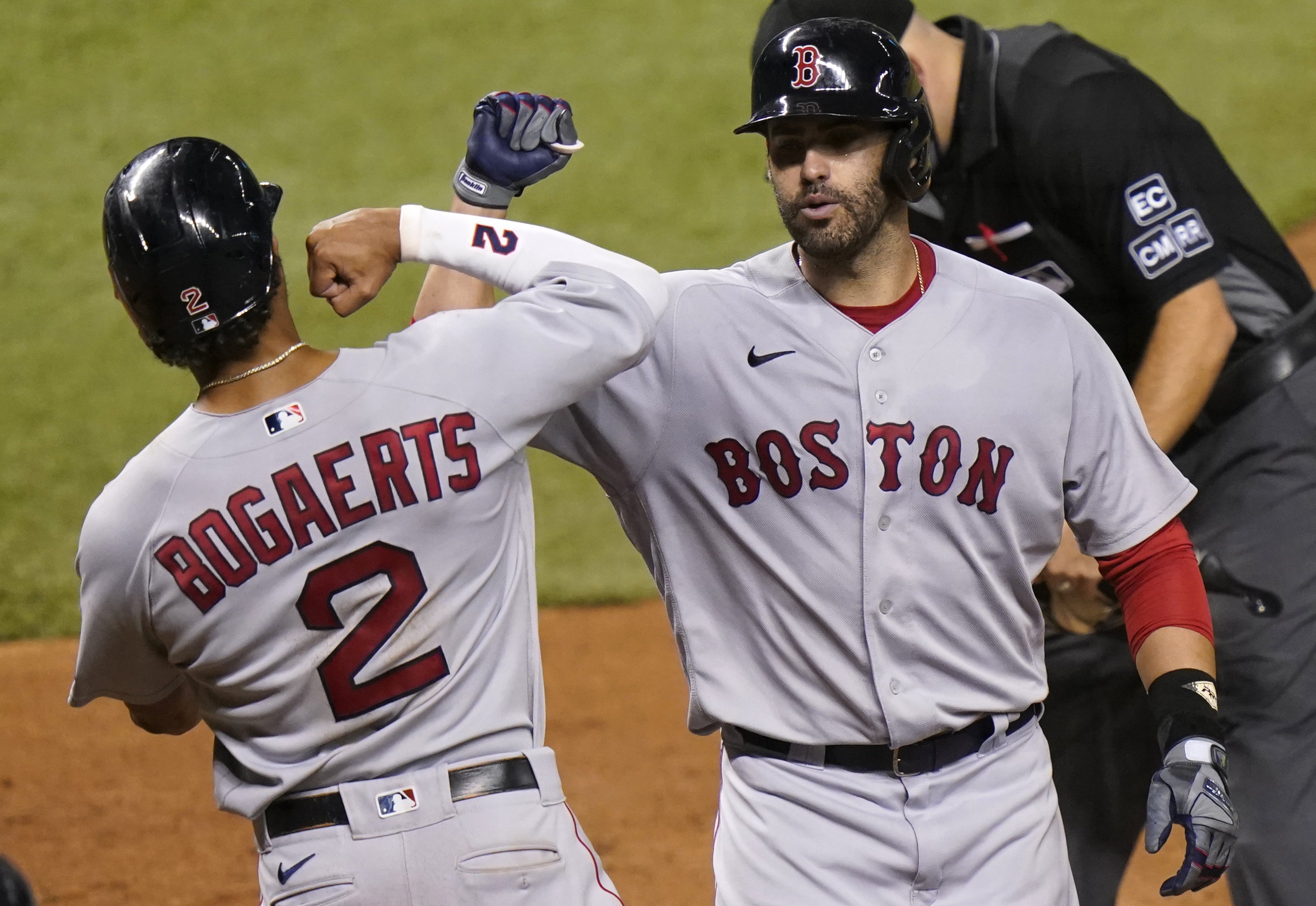 Video: Albert Pujols goes viral for awesome gesture to young