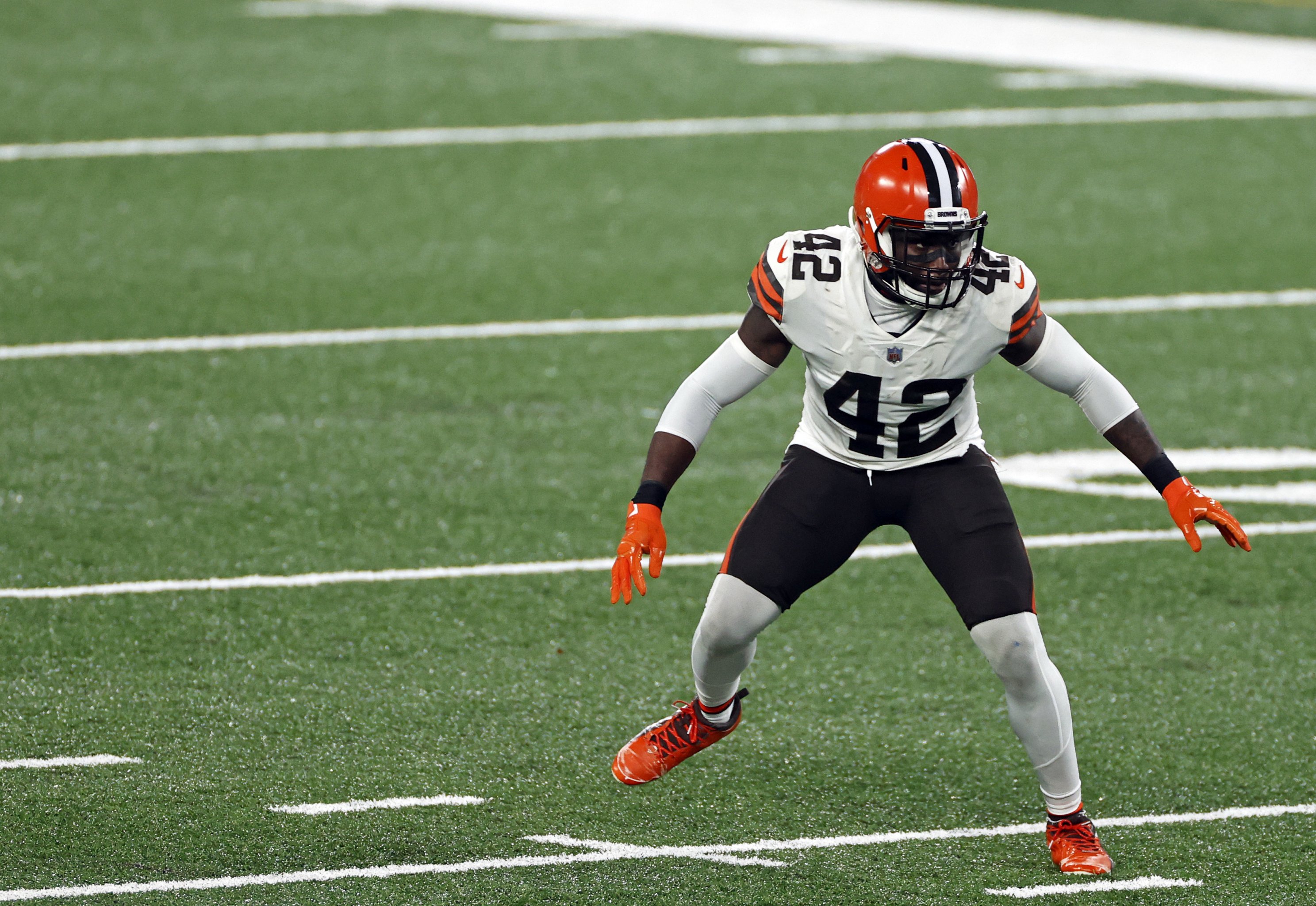 Browns tender exclusive rights tag to 2 young defenders