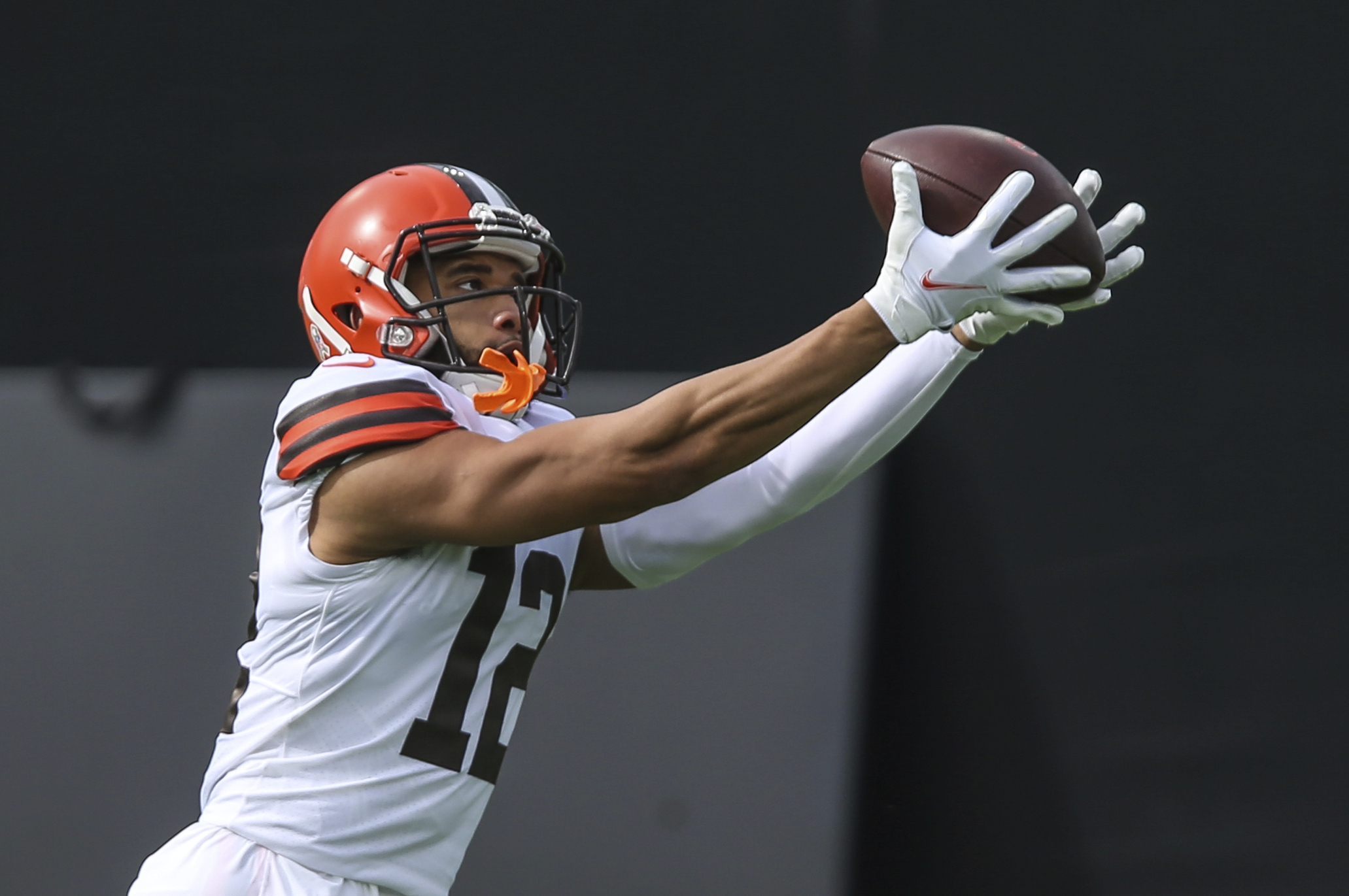 Browns tender exclusive rights tag to 2 young defenders