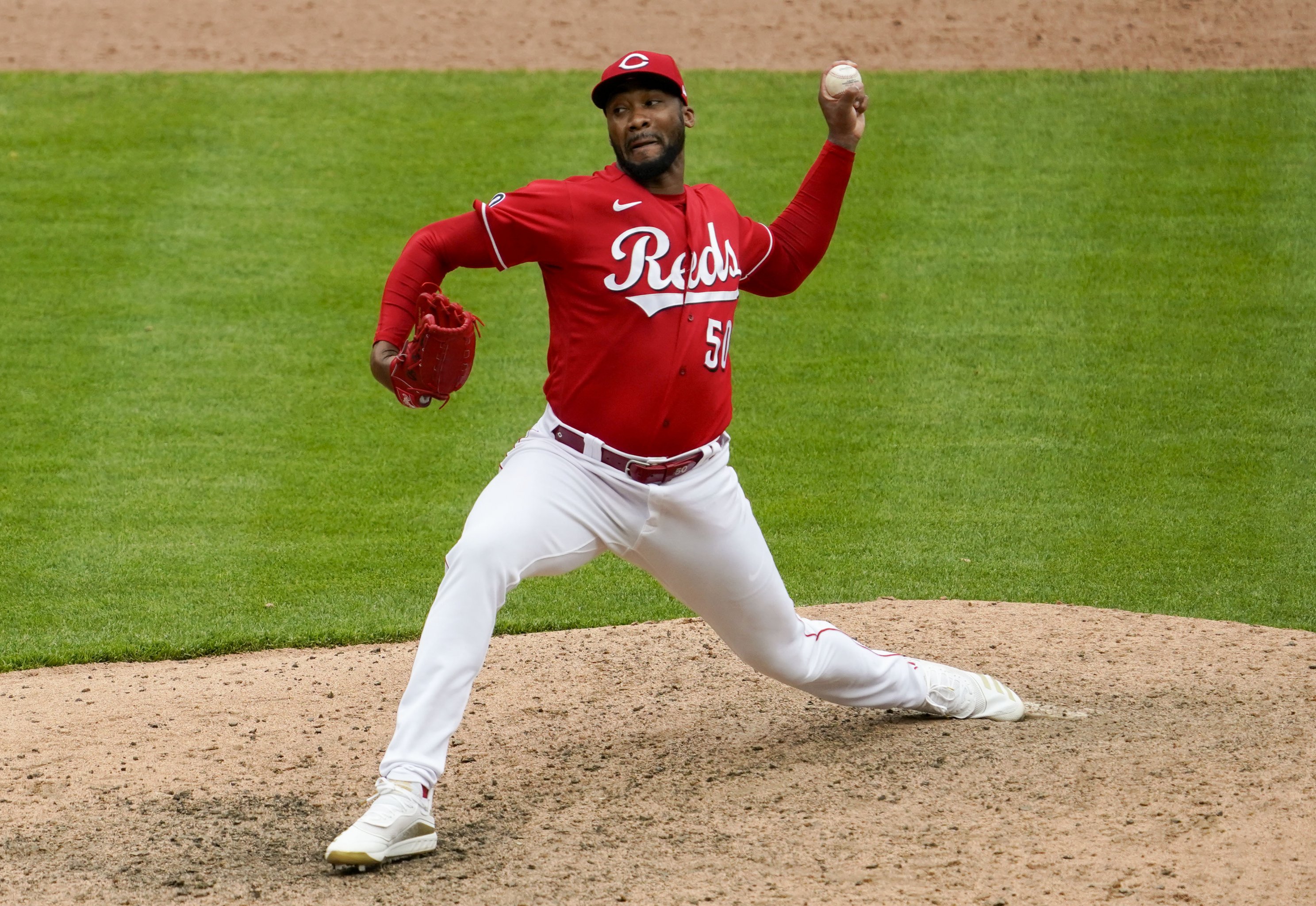 Braves' Ozuna exits with nasty finger injury after awkward slide