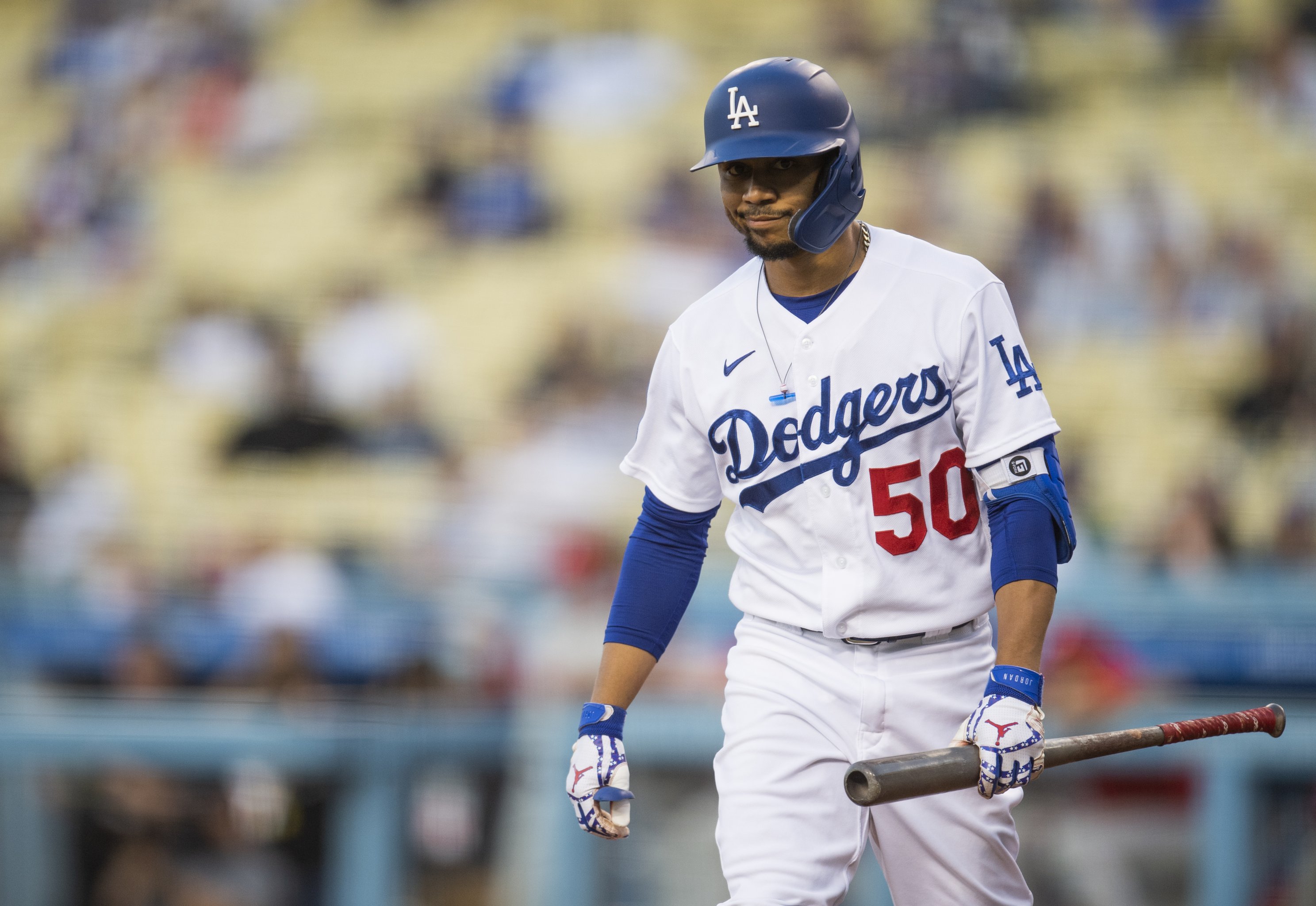 Fernando Tatis Jr. Honoring Kobe Bryant W/ Custom Jordan Cleats For L.A.  Series