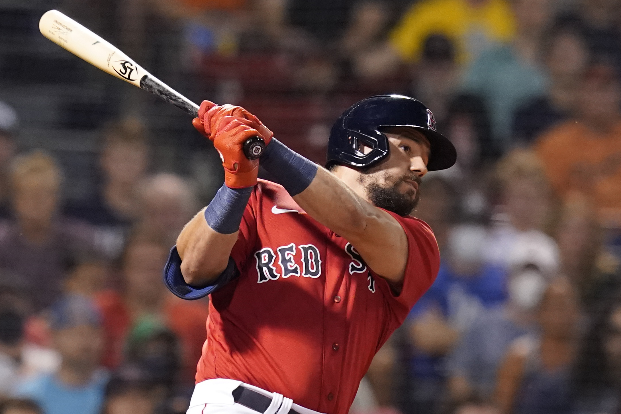 Chicago White Sox' Leury Garcia (28) hits a walk-off home run during the  ninth inning against the Boston Red Sox in a baseball game, Sunday, Sept.  12, 2021, in Chicago. (AP Photo/David