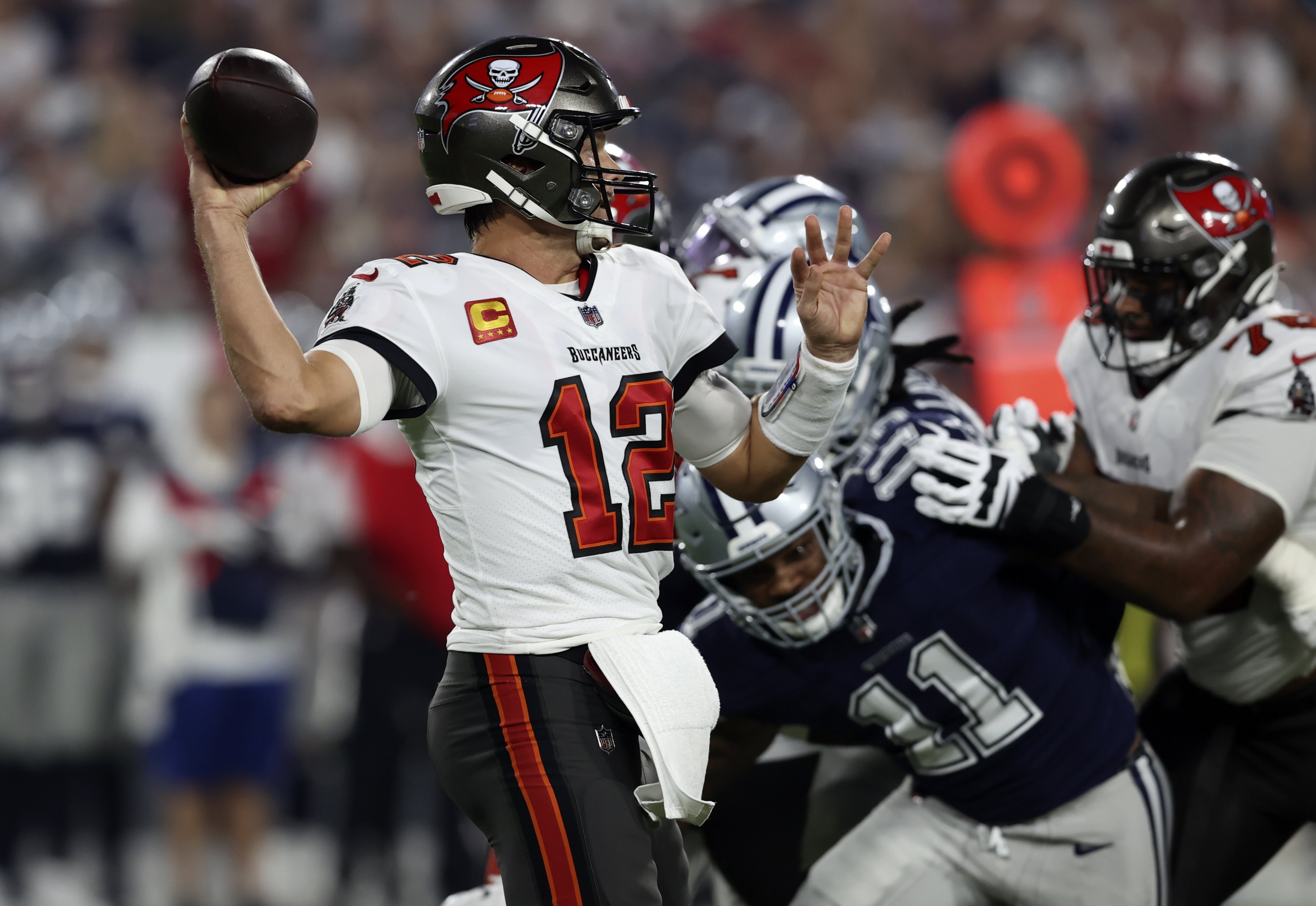 Tom Brady throws for 379 yards, 4 TDs, Bucs beat Cowboys 31-29 – The Denver  Post