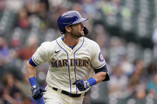 Mariners avoid arbitration with RF Mitch Haniger for 2022