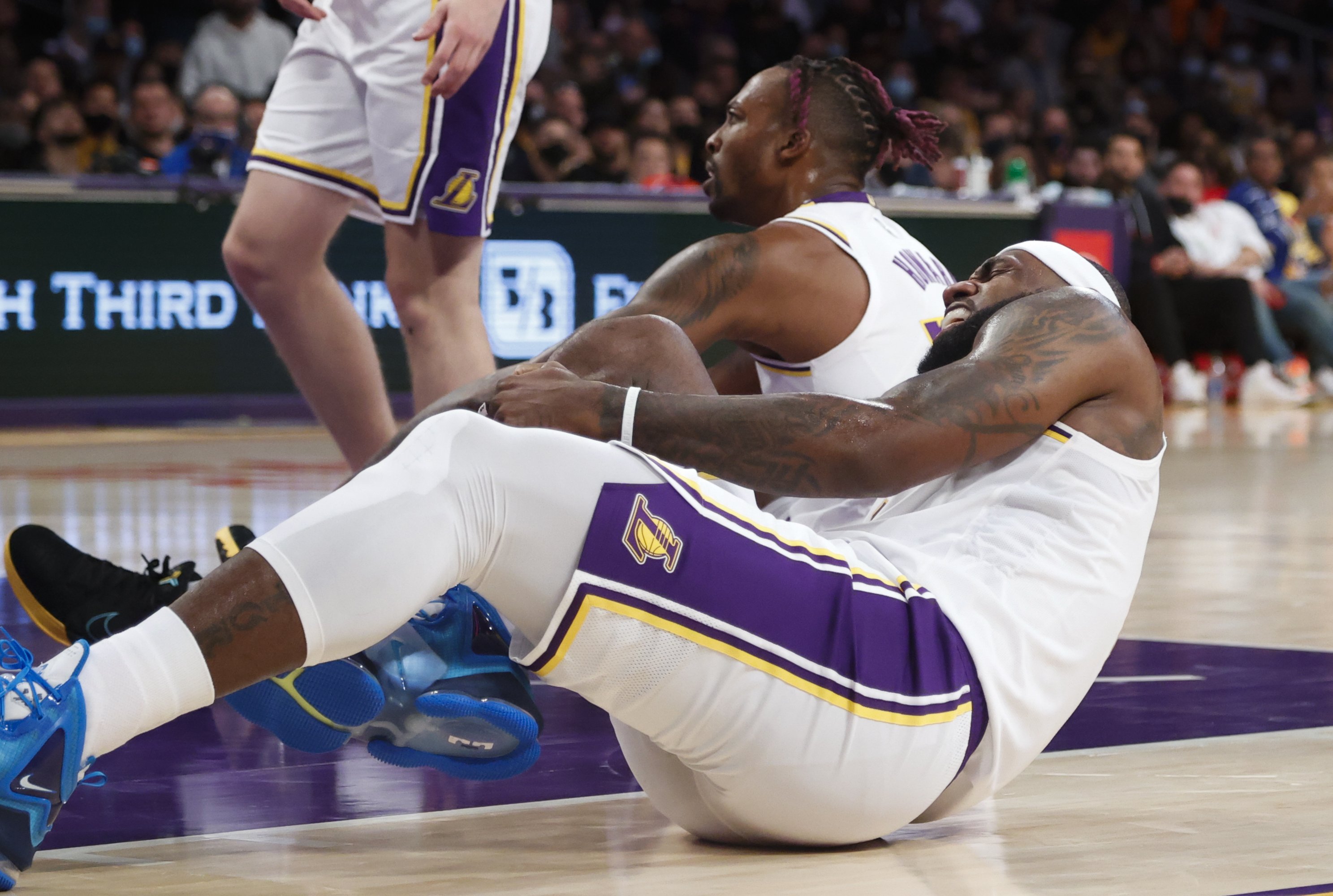 Lakers avoid a LeBron James injury scare and earn first win - Los Angeles  Times