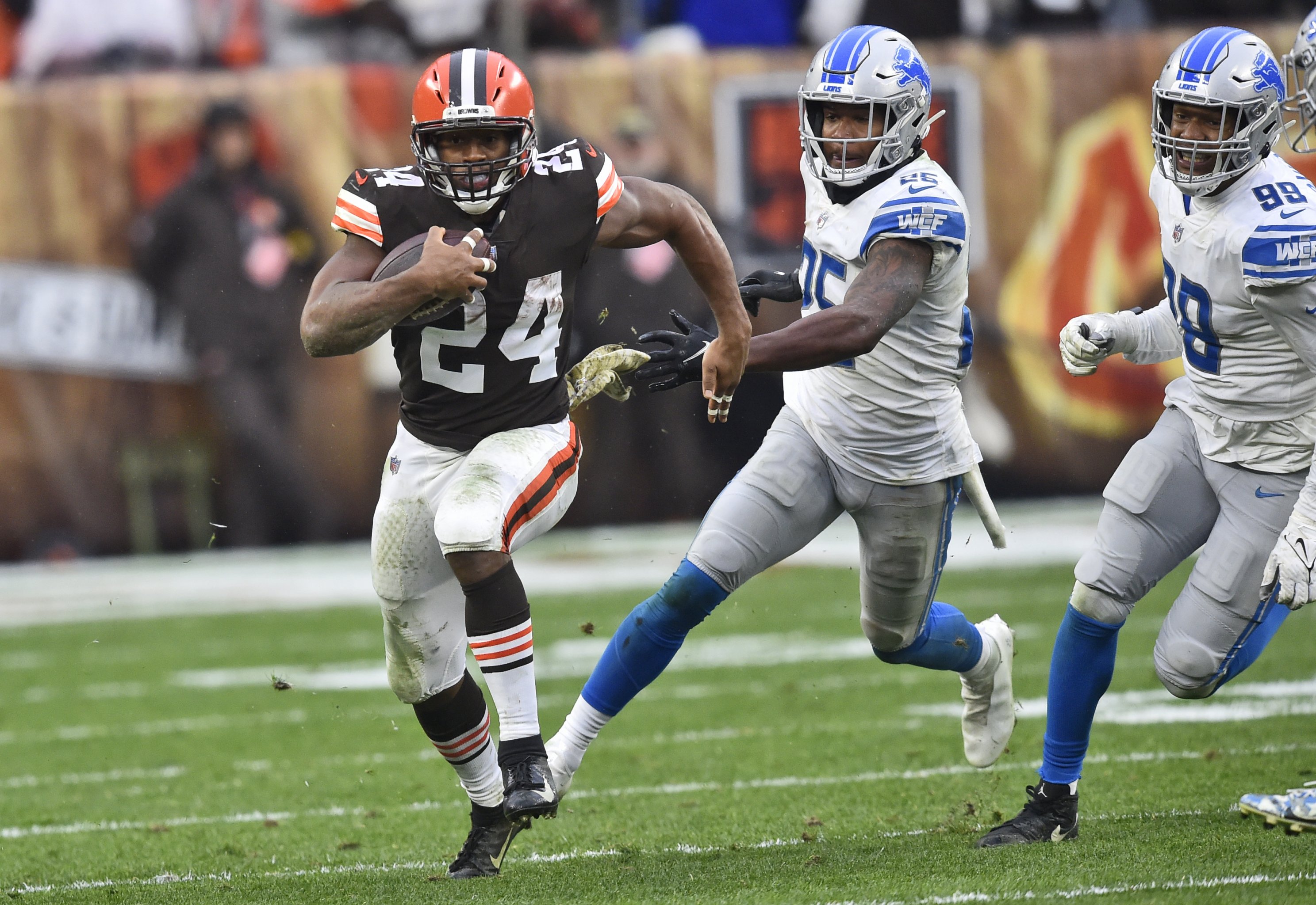 Chubb runs for 130, Browns hold off winless Lions 13-10