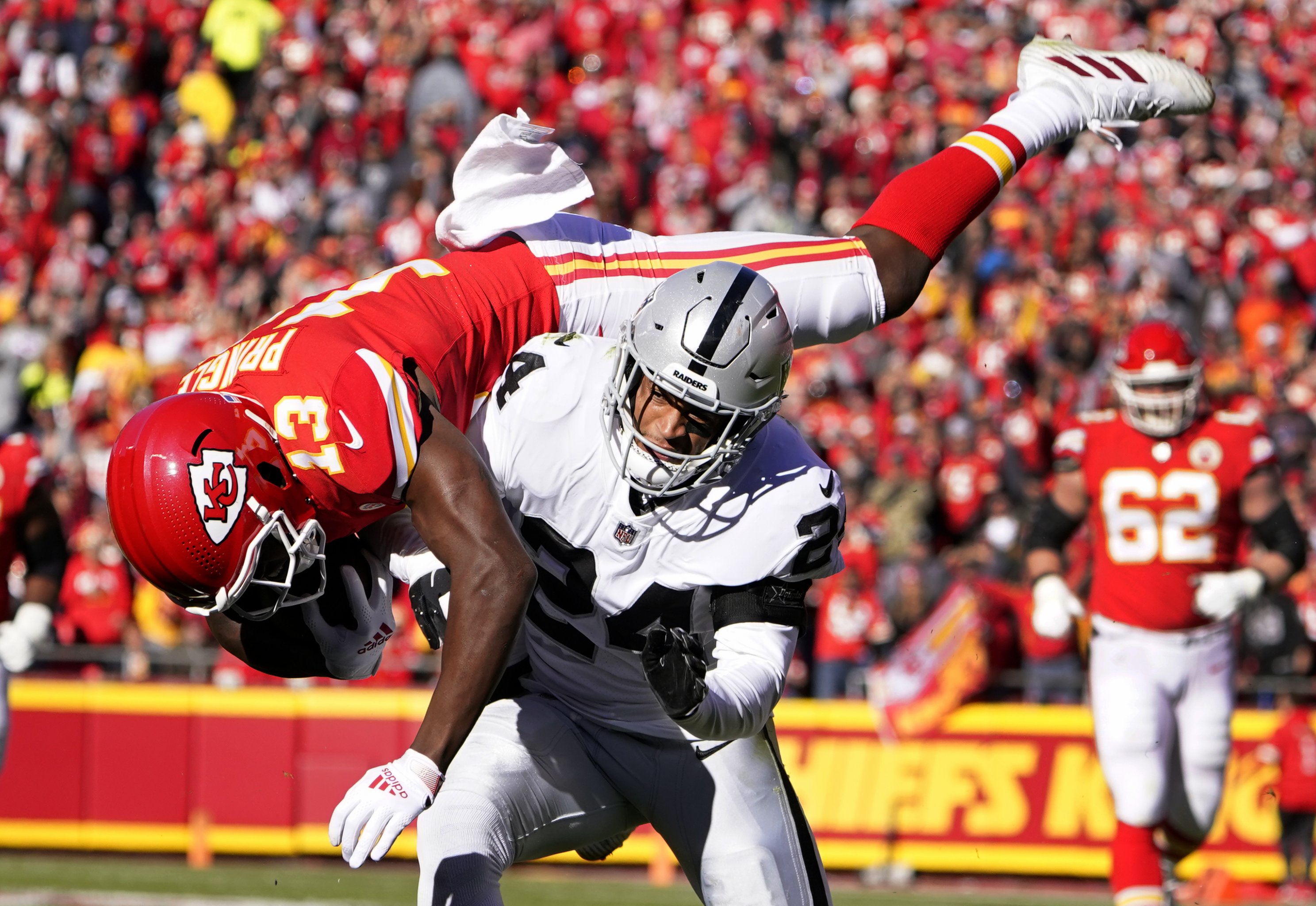 Raiders blown out by Chiefs to continue season slide