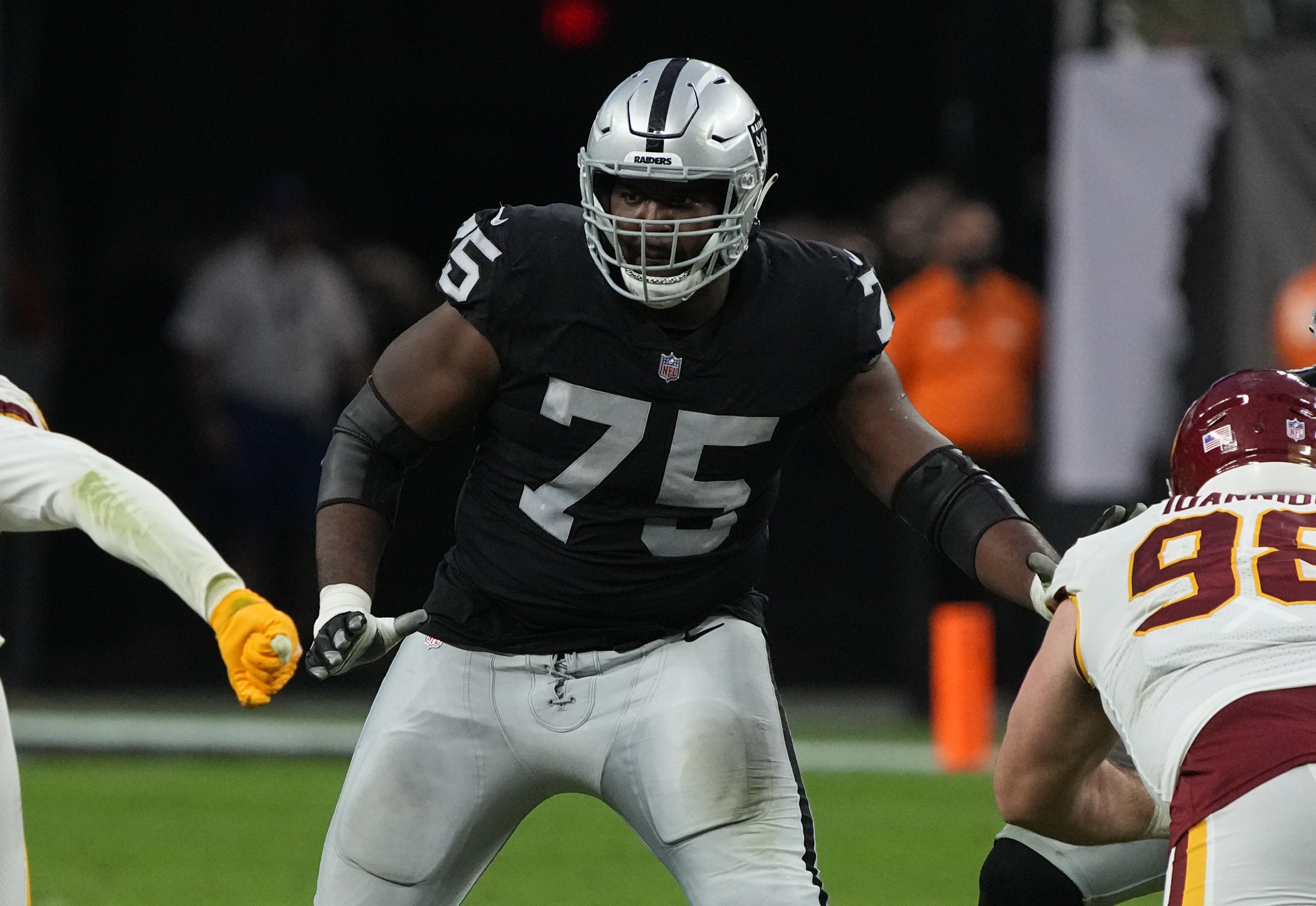 Raiders prioritizing extension for LT Kolton Miller