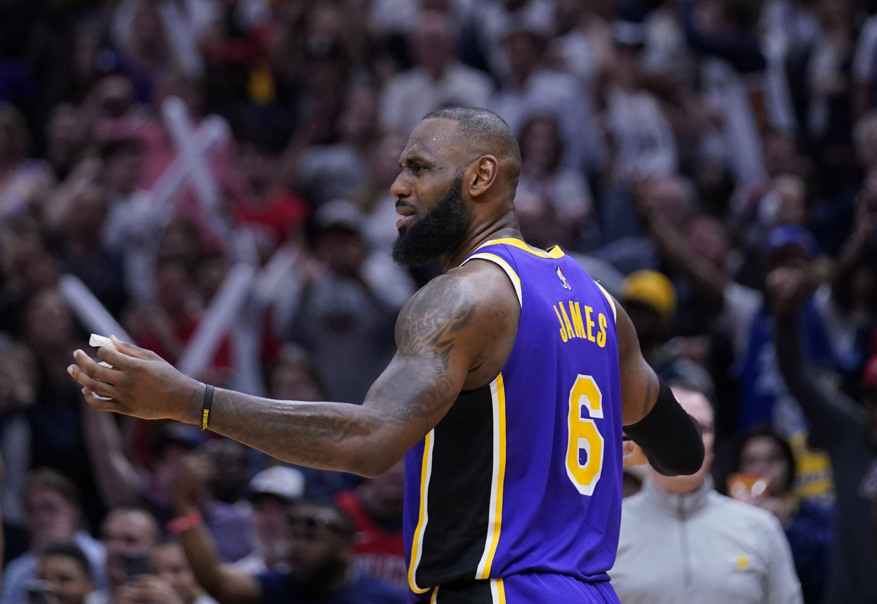 LeBron drops 21 in return as new-look Lakers breeze by Pelicans
