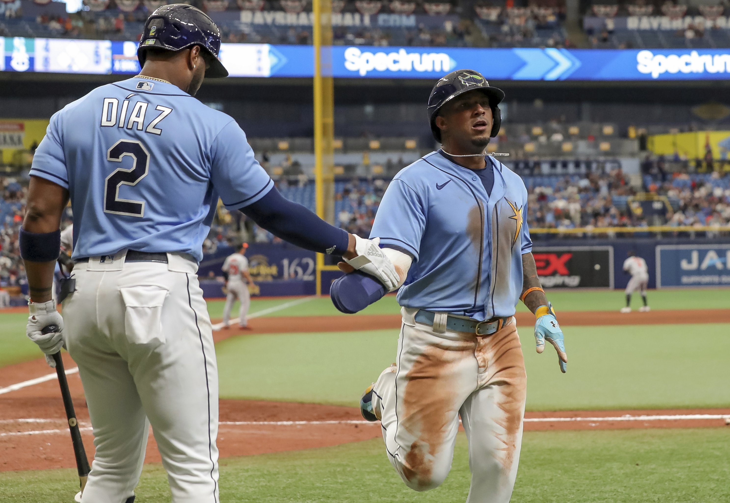 Cy Young winner Ray sharp in Mariners debut, tops Twins 2-1